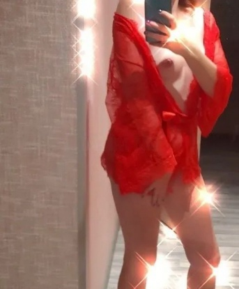 Мои услуги - это настоящий джаз в эротической симфонии. Со мной ты окунешься в океан блаженства и наслаждения. 💋
Моя манящая внешность и чувственные прикосновения заставят твое сердце биться в унисон с желаниями твоего тела. Фото подтверждают все мои слова. 😉
Я обладаю множеством навыков, способных удовлетворить самые сокровенные фантазии. 🌟 Откровенные разговоры, чувственный массаж, ролевые игры - только делай свой выбор. 🥰
Мои клиенты говорят, что время проведенное со мной становится самым ярким и незабываемым. 🌹 Мы можем создать вместе сказку, в которой все ласки и поцелуи - наши основные герои. 💫
Позволь мне побаловать тебя моим искусством и подарить незабываемые мгновения страсти. Жду твоего звонка, чтобы сделать Москву еще горячее! 🔥💋 9410, 25 лет